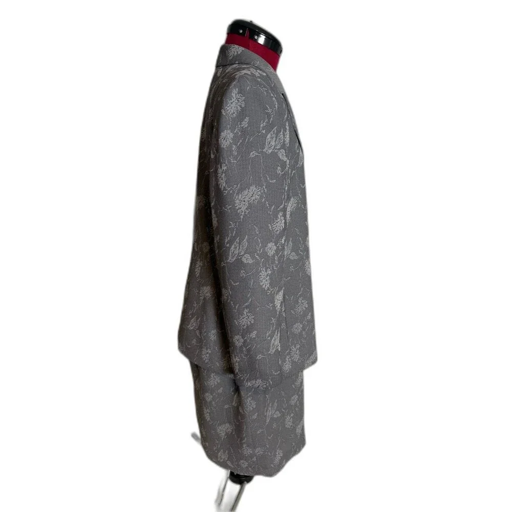 NWT Le Suit Skirt Suit Woman's Size 14P Grey Floral 2-Piece Set Blazer & Skirt